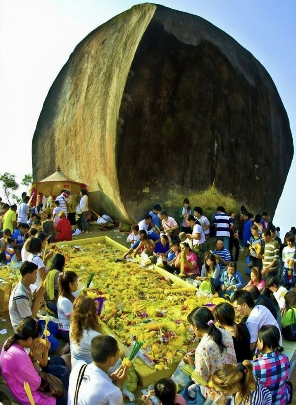 ไหว้พระบน เขาคิชฌกูฏกัน จ้า เสริมพรรับโชค เสริมดวง ชีวิตจะไม่ติดไม่ขัดไม่ยากจน  - เหมารถตู้ 1 คัน 10 ที่นั่ง 6,500    ราคานี้ร่วมน้ำ+ด่วน - 21:00จุเนัดรับแถวบางบัวทอง - ส่งลูกค้าขึ้นเขาโดยรถ    4×4(ลูกค้าจ่าย) -7:00 ไปคาเฟ่ชื่อดัง -12:00 ทานข้าวที่ระยองตามอัธยาศัย  เดินทางด้วยรถตู้ VIP โดยคนขับมืออาชีพ